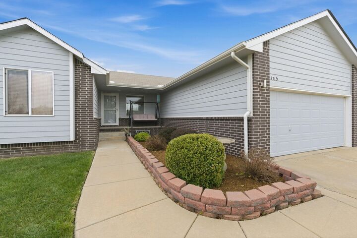 Property Photo:  1719 E Aster St  KS 67219 