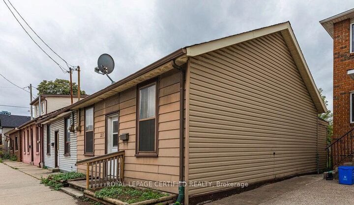 227 Wellington Street N — photo 1