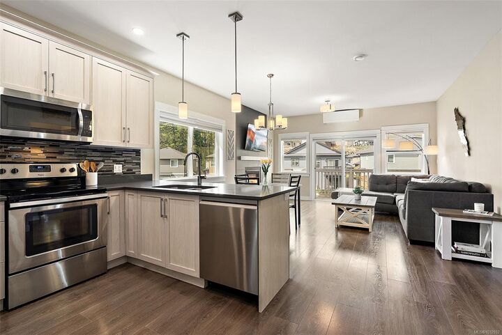 Property Photo:  6 Massey Pl  BC V9B 0S9 