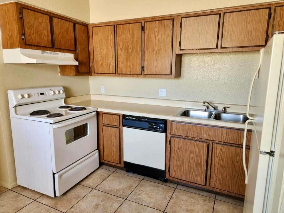 Property Photo: 2846 E Kathleen Road 102 AZ 85032