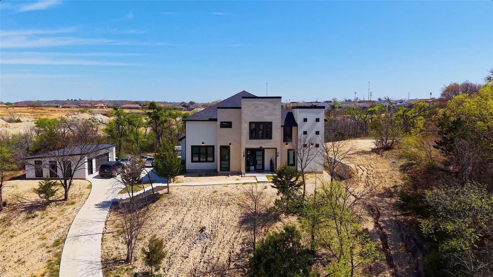 Property Photo:  601 Canyon Creek Trail  TX 76112 