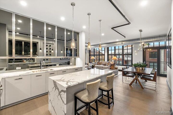 Property Photo:  2051 Villa Road 405  MI 48009 6570 