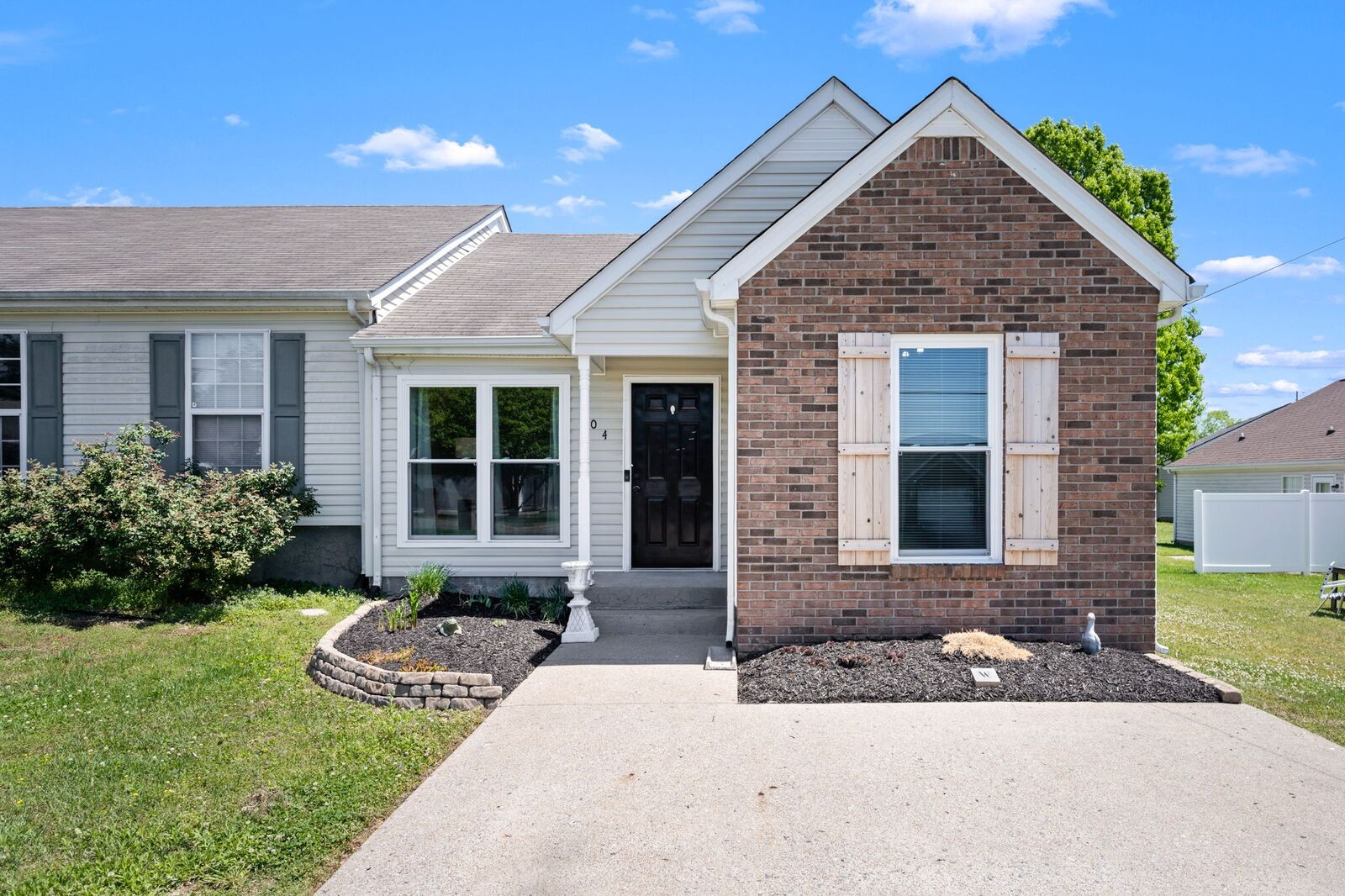 Property Photo:  404 Keswick Ct  TN 37167 