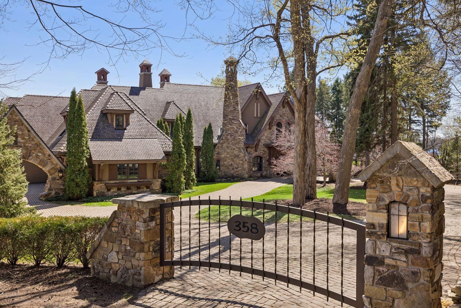 Property Photo:  358 Ferndale Road S  MN 55391 