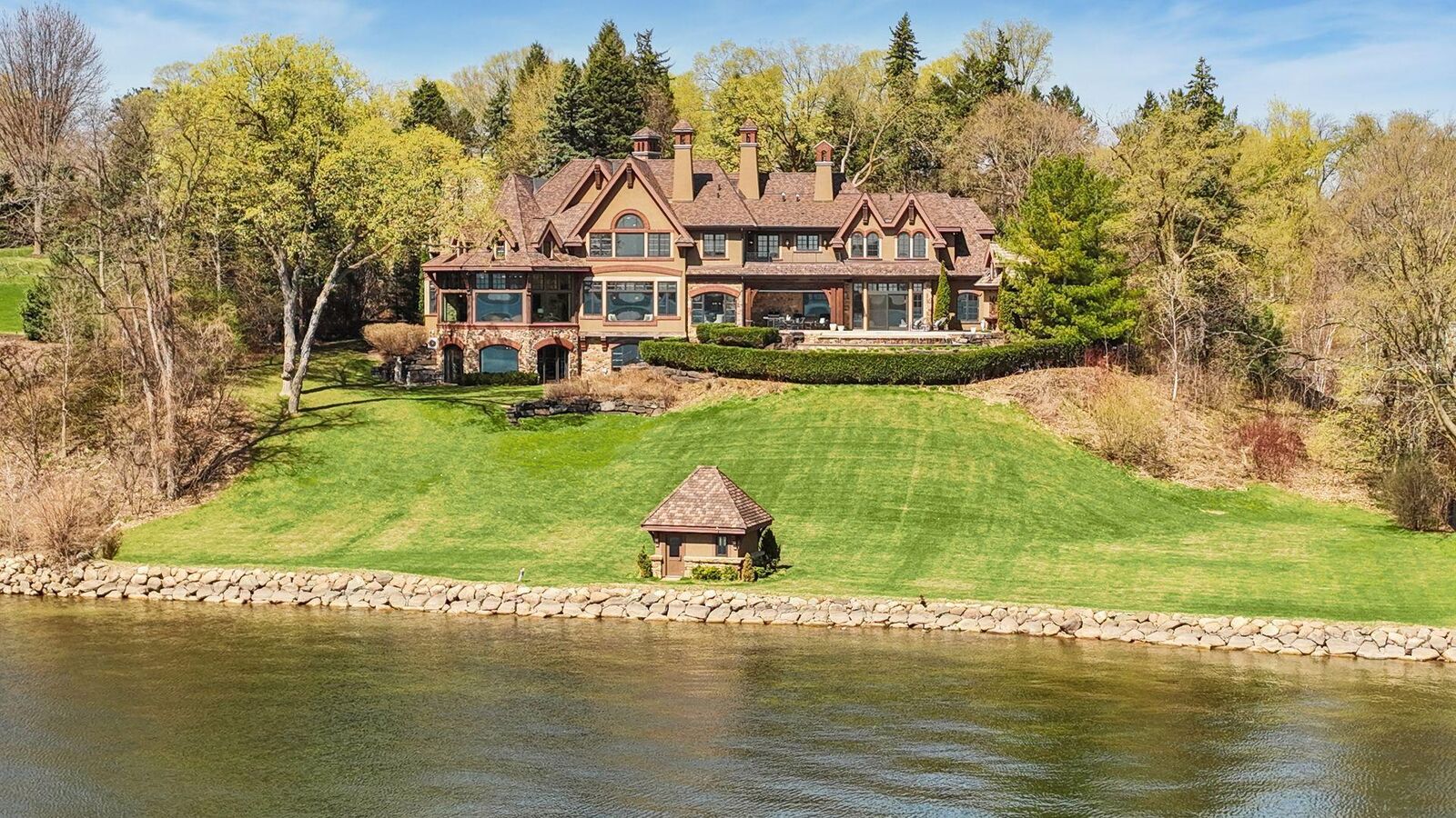 Property Photo:  358 Ferndale Road S  MN 55391 