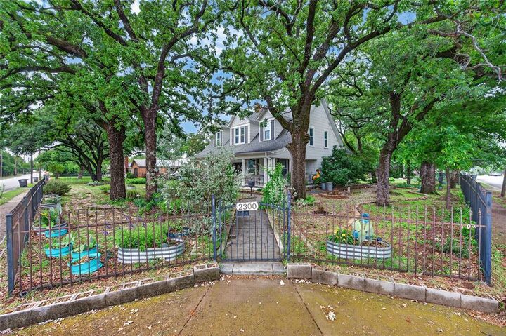 Property Photo:  2300 N Edgewood Terrace  TX 76103 