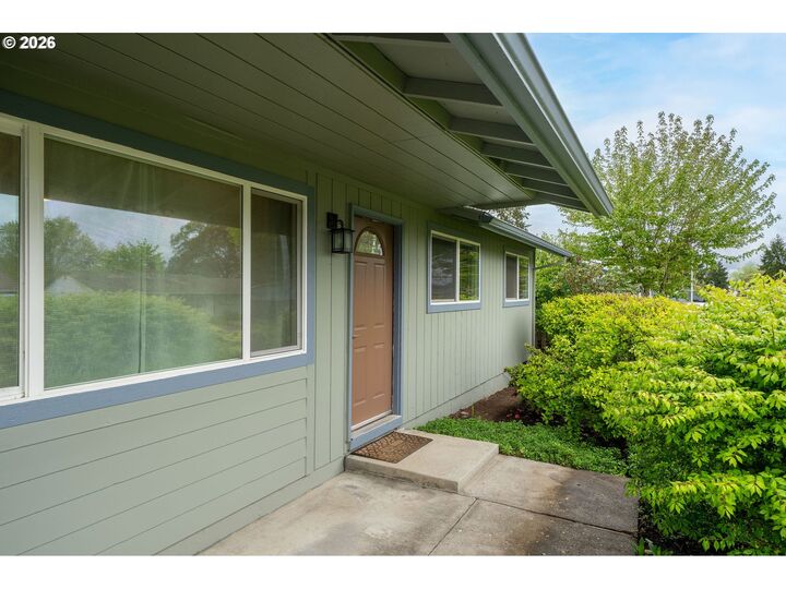 Property Photo:  1927 NE Thomas St  OR 97124 