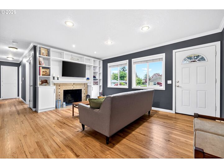 Property Photo:  11375 NE Everett St  OR 97220 