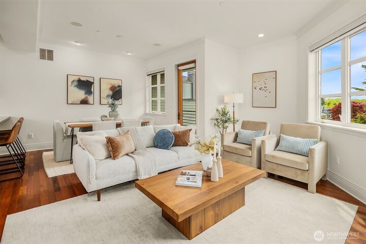 Property Photo:  3215 W Lynn Street  WA 98199 