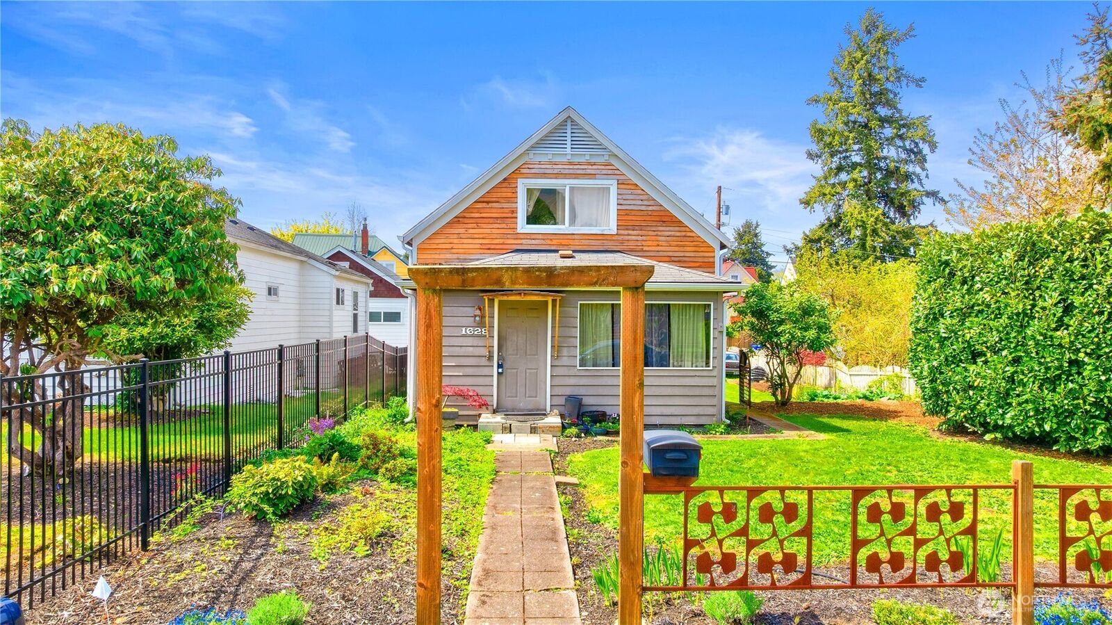 Property Photo:  1628  Oakes Ave  WA 98201 