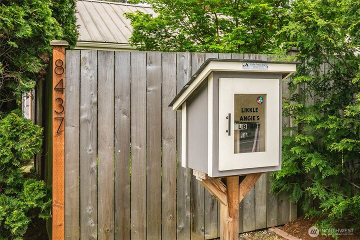 Property Photo:  8437  Seward Park Avenue S  WA 98118 