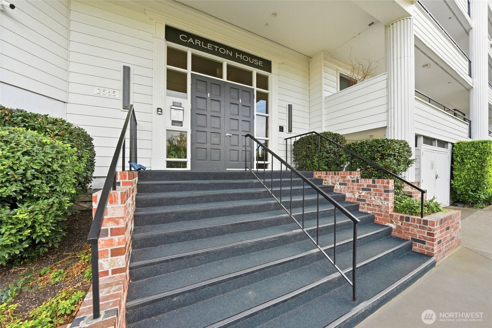 Property Photo:  2565  Dexter Avenue N 103  WA 98109 