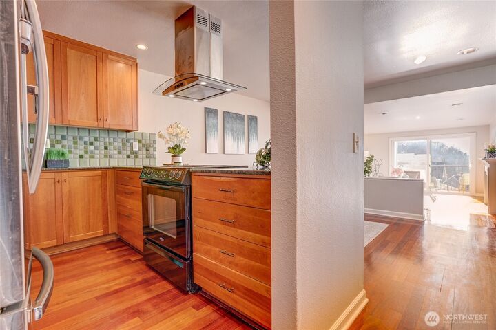 Property Photo:  2253  Gilman Drive W 406  WA 98119 