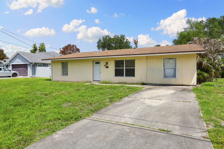 Property Photo:  333 SW Lucero Drive  FL 34983 