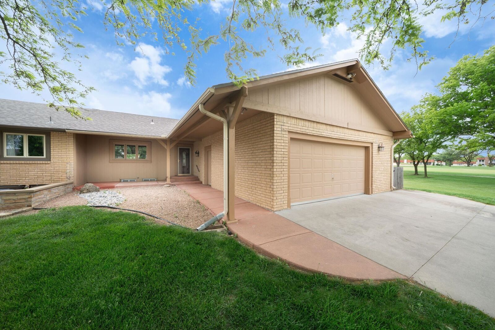Property Photo:  30 E Saint Cloud Pl  KS 67230 