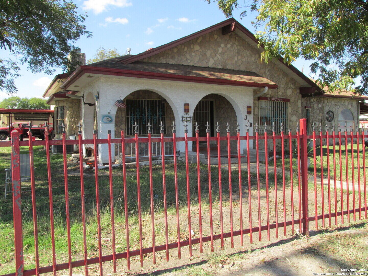 Property Photo: 617 W Bynum TX 78211