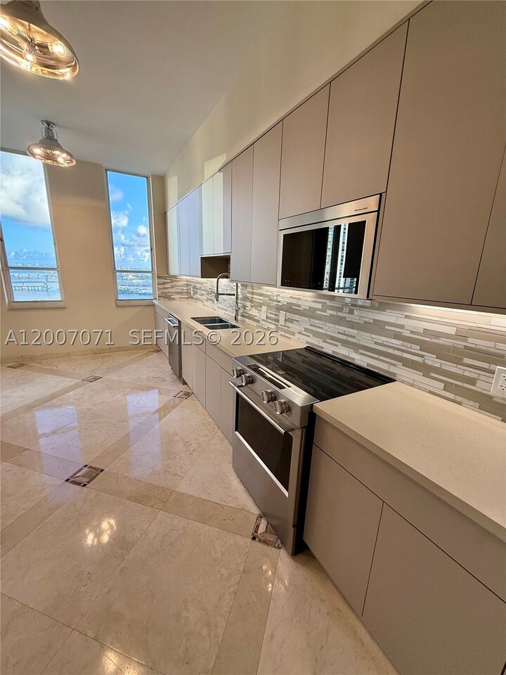 Property Photo:  888 Brickell Key Dr 2802  FL 33131 