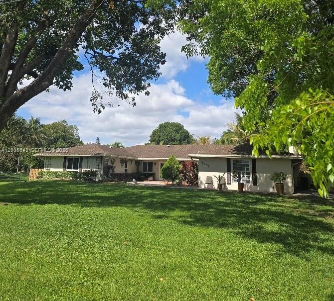 Property Photo:  4981 SW 186th Ave  FL 33332 