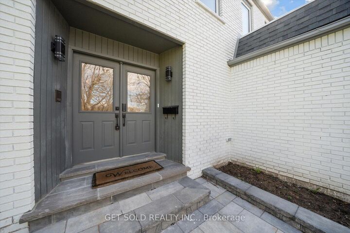 Property Photo: 1768 Sherwood Forrest Circle ON L5K 2H6