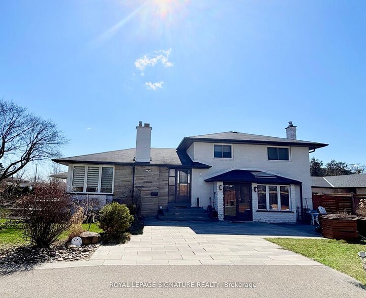 2263 Harcourt Crescent — photo 1
