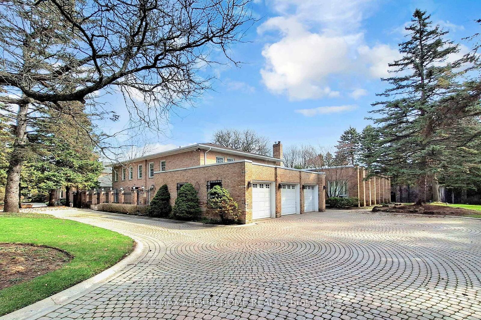 Property Photo: 19 Limcombe Drive ON L3T 2V6