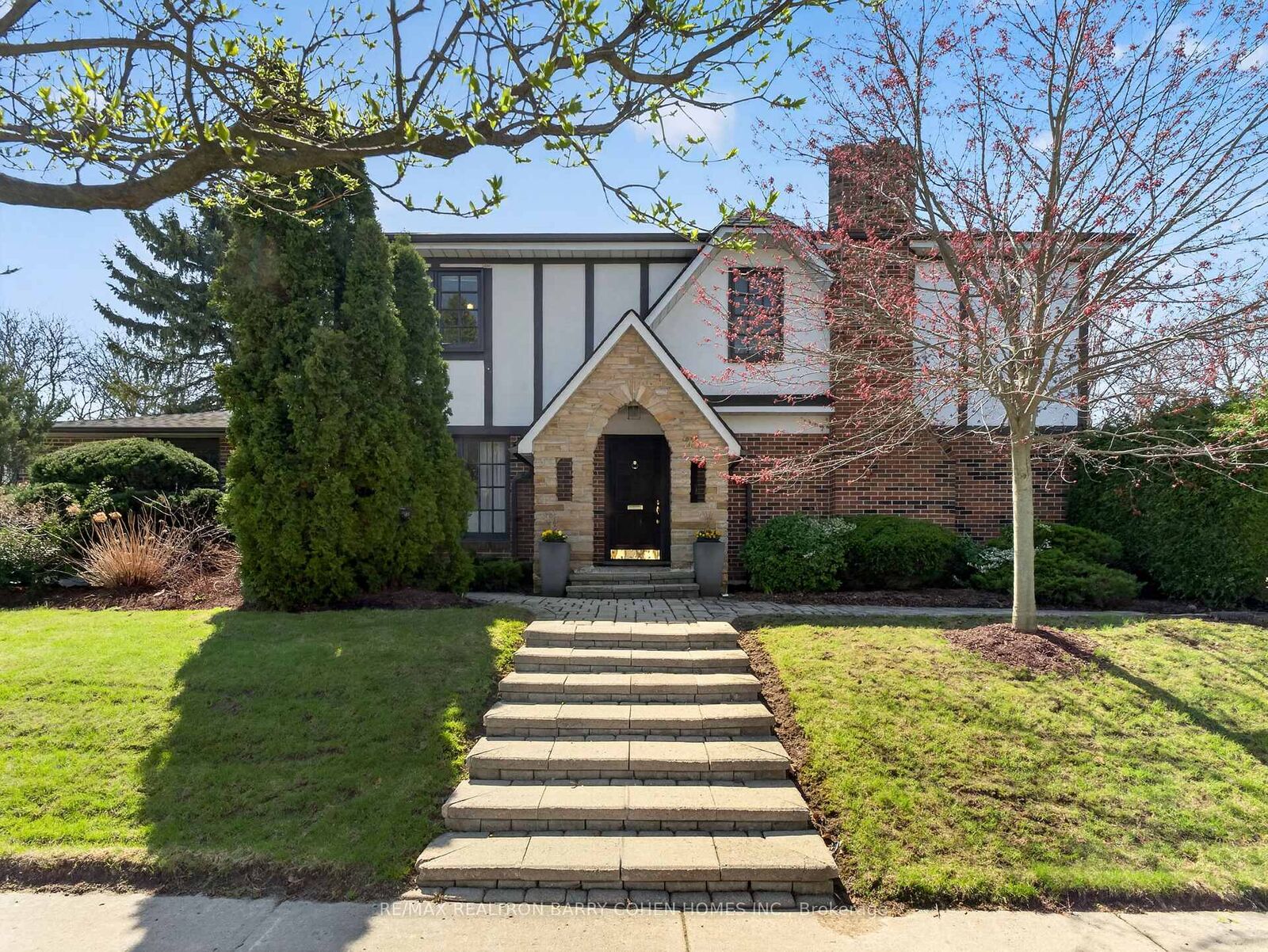 Property Photo:  25 Harlington Road  ON M3B 3G3 