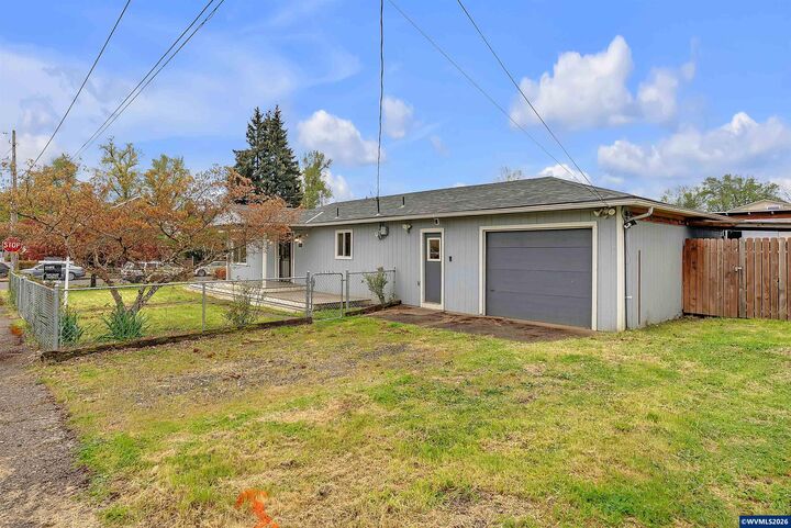 Property Photo:  373 SW Church St  OR 97338 