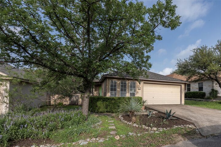 Property Photo:  16 Villa Meadow E  TX 78676 