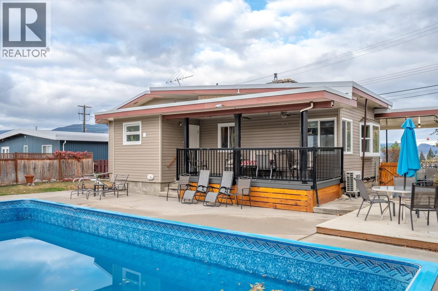 Property Photo: 1524 Ridgedale Avenue BC V2A 2S4