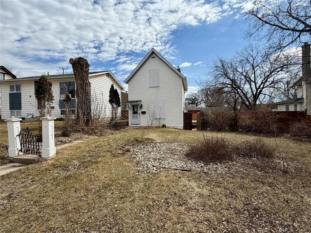 Property Photo:  313 Frederick Street  MB R7A 5K7 