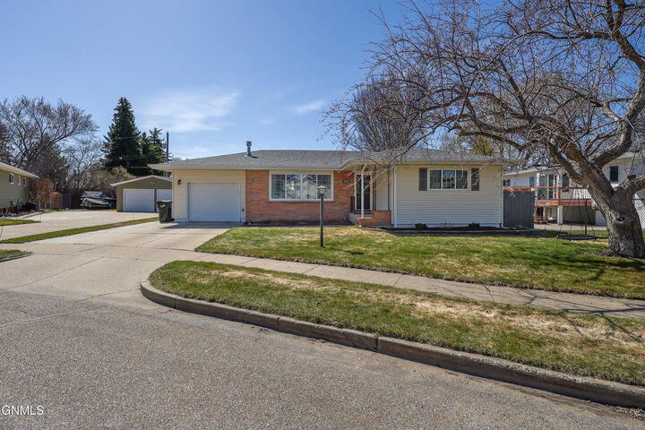 Property Photo:  825 W Owens Avenue  ND 58501 