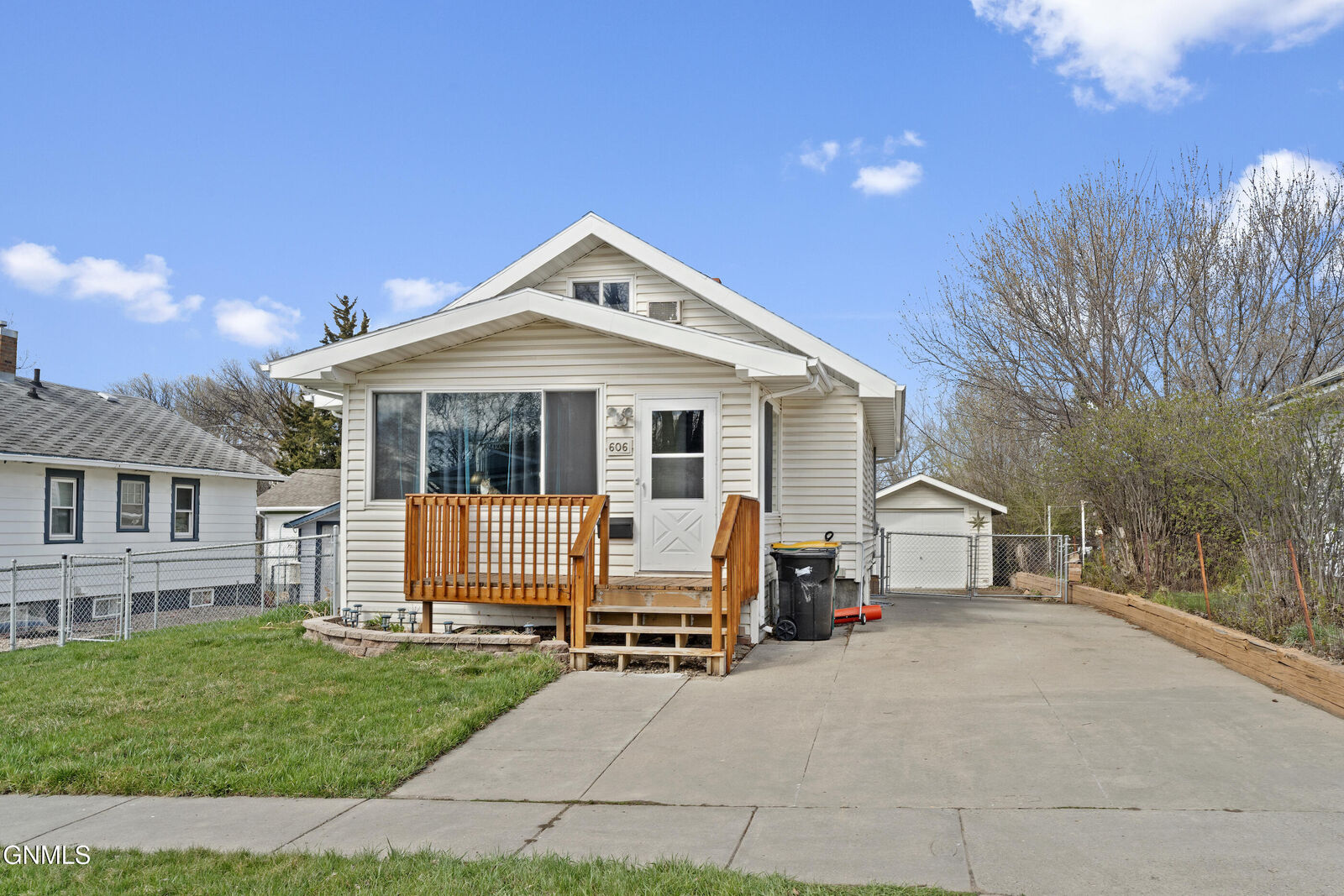Property Photo:  606 N 10th Street  ND 58501 