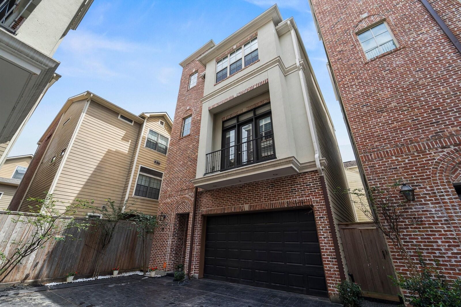 Property Photo:  118 Reinerman Street  TX 77007 