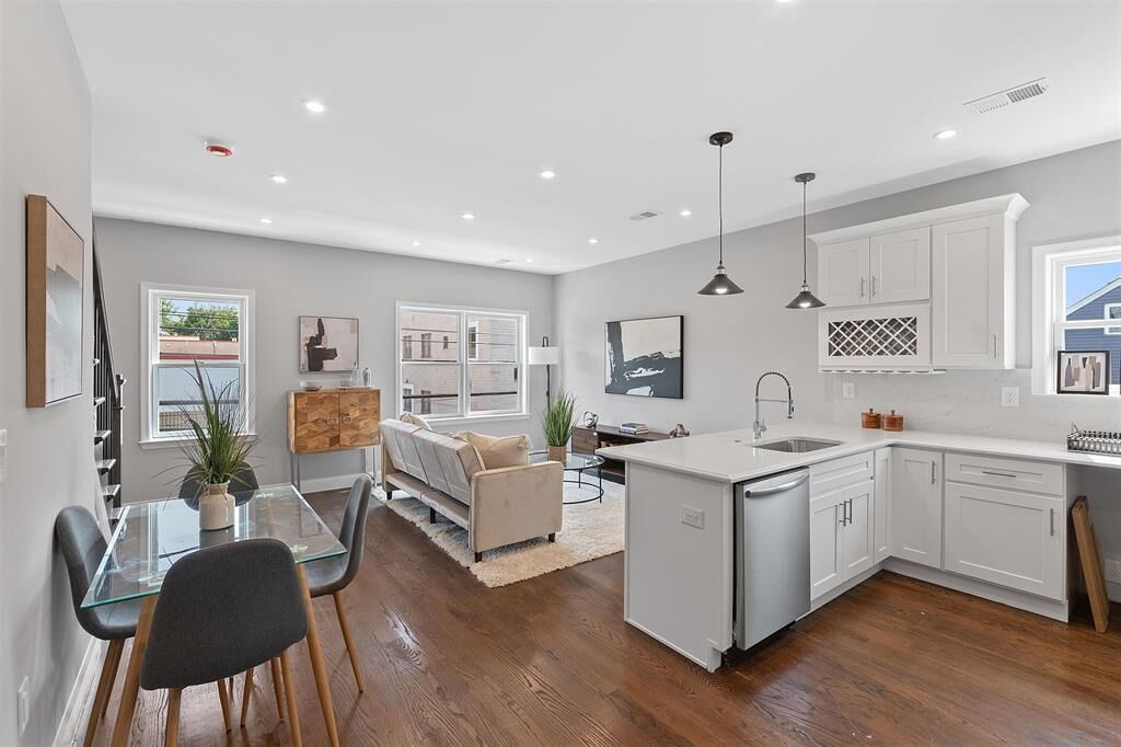 Property Photo:  153 Laidlaw Ave 2  NJ 07306 