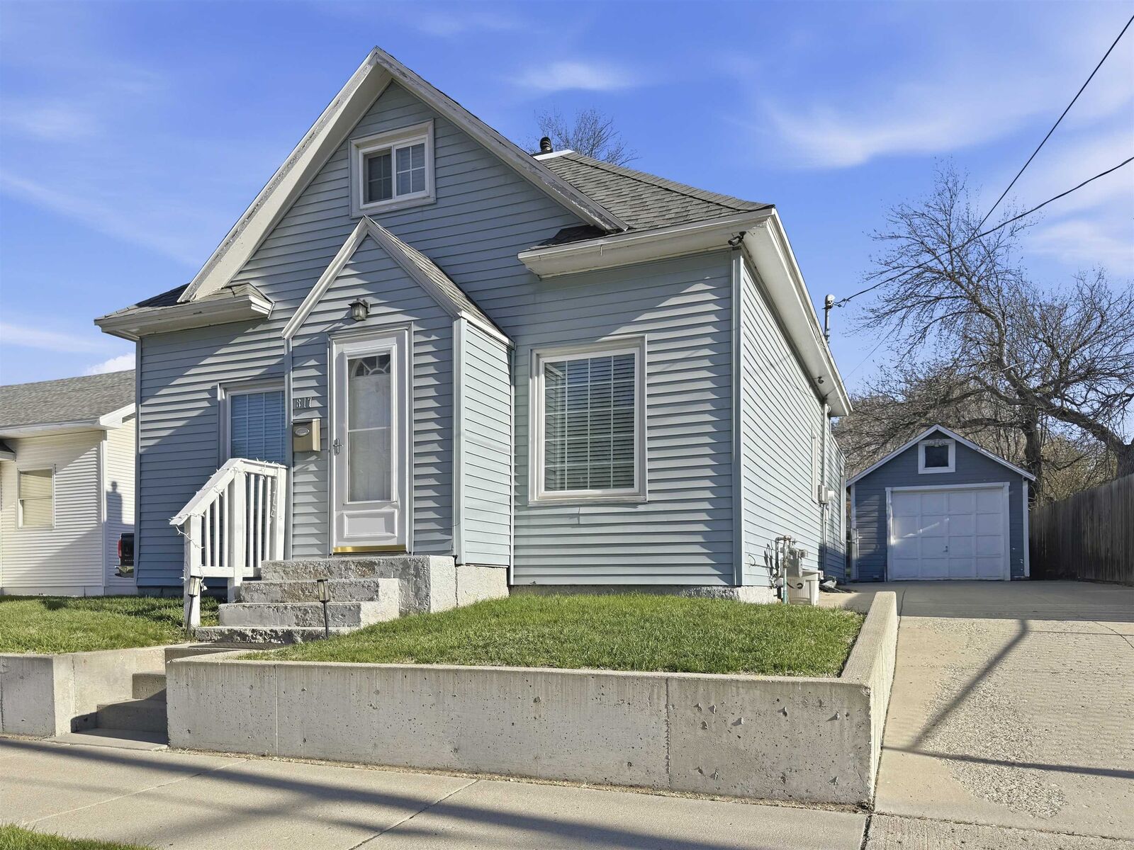 Property Photo:  817 8th Ave NE  ND 58703 