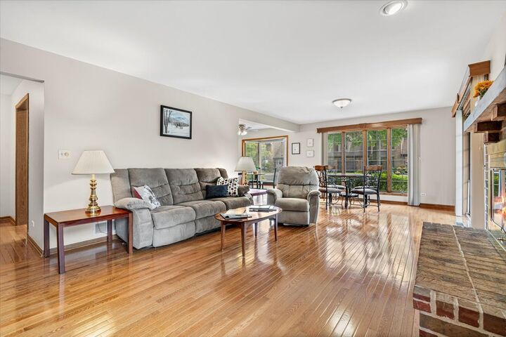Property Photo: 44 Kings Court 0 IL 60154