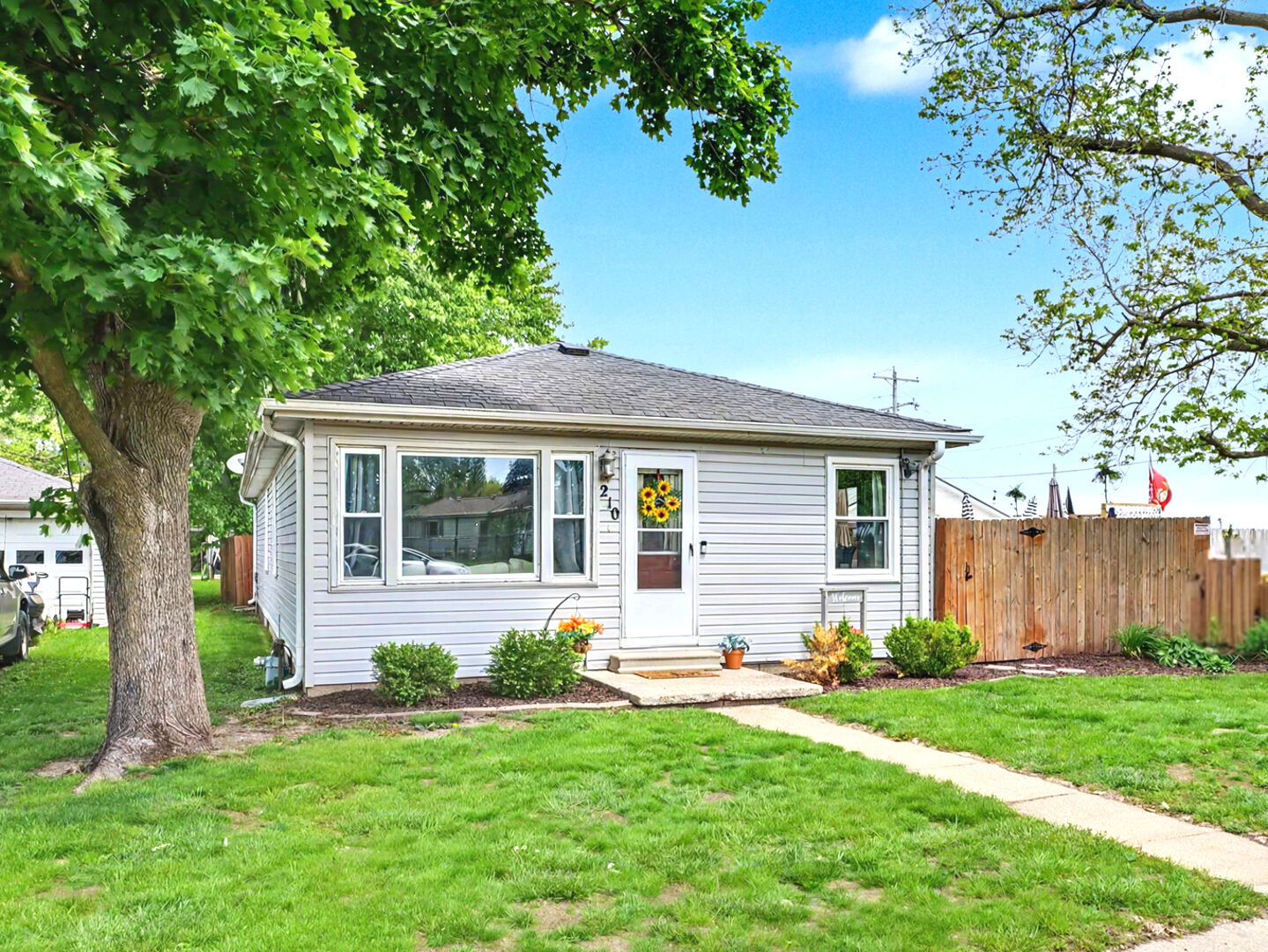 Property Photo:  210 North Street  IL 61843 