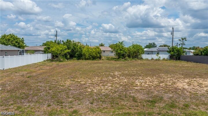 Property Photo:  231 NE 9th Place  FL 33909 
