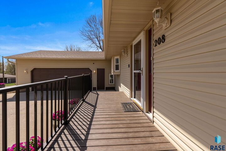 Property Photo:  208 E 7th St  SD 57020 