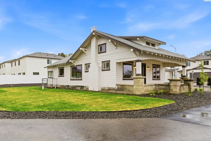 Property Photo: 1053 S Underwood Pl WA 99337