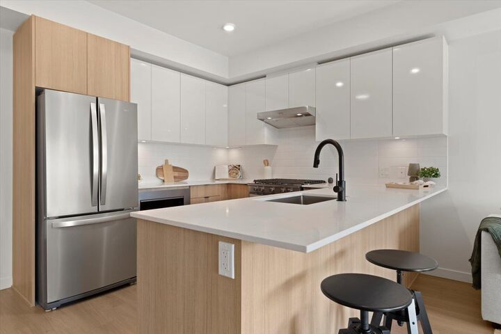 2277 Hawthorne Avenue 207 — photo 1