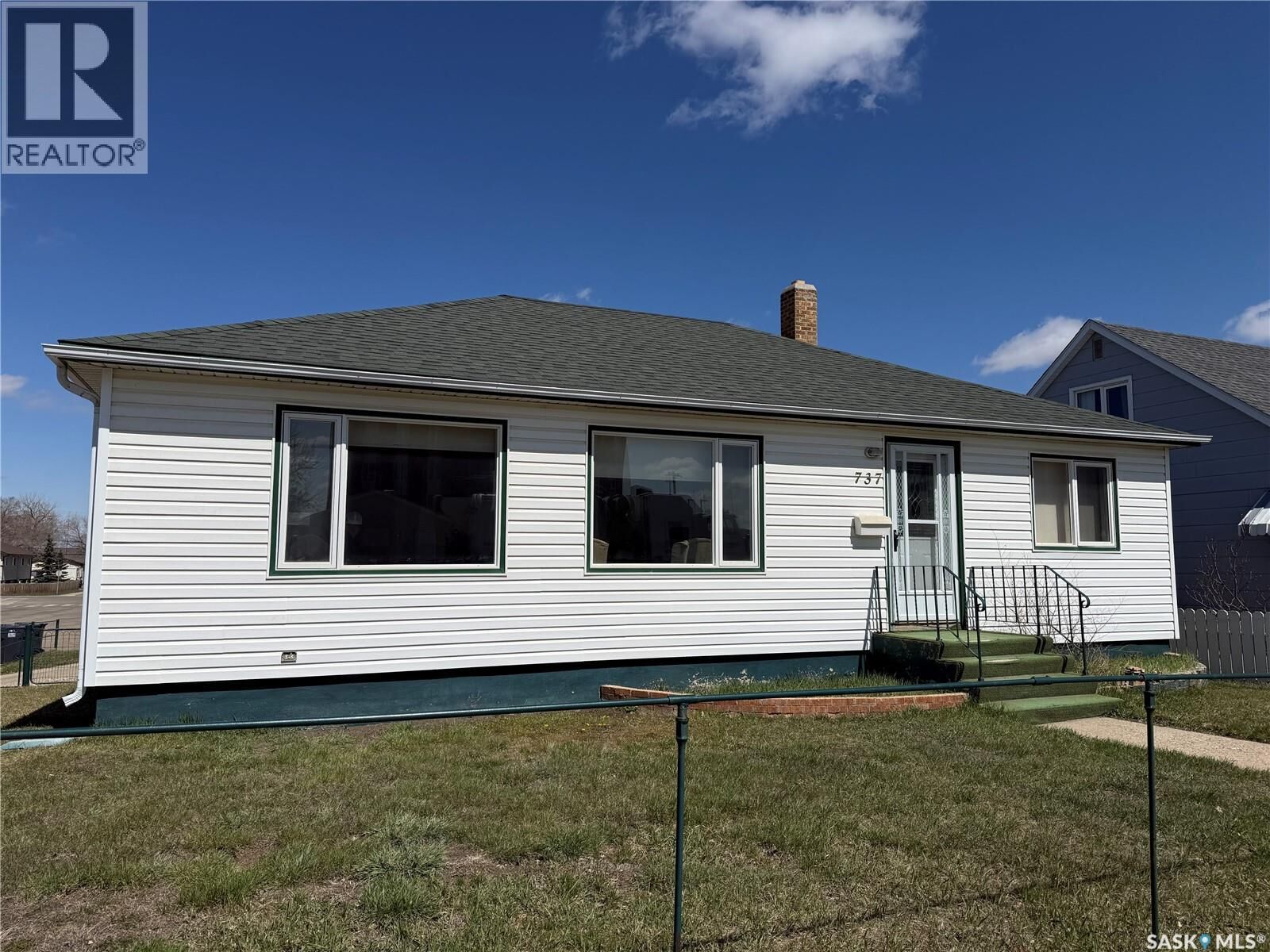 Property Photo:  737 Third Street  SK S4A 0P7 