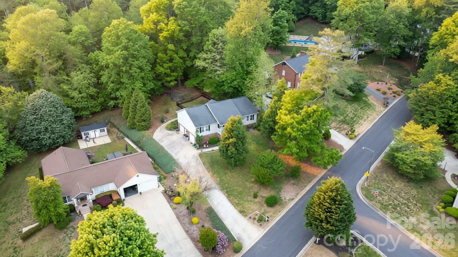 Property Photo: 1011 Cambridge Court NC 28645