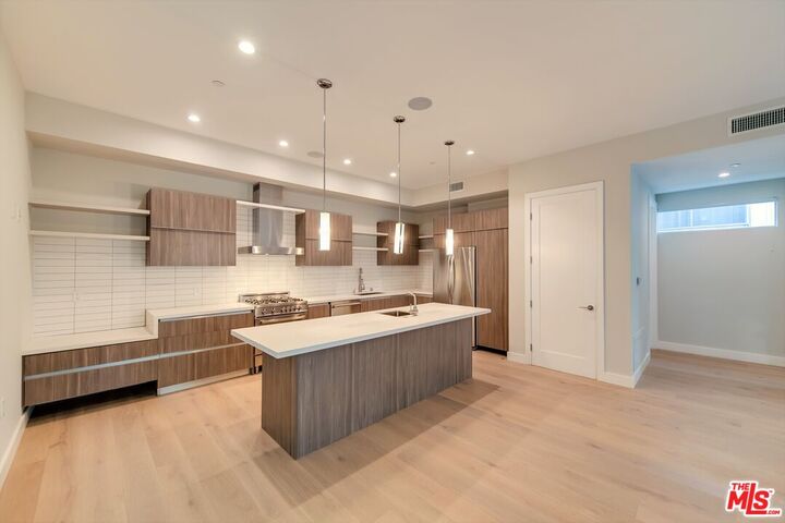 Property Photo:  723 Huntley Dr  CA 90069 