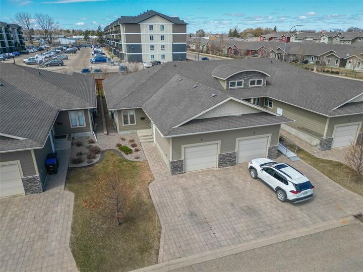 Property Photo:  8 Birchwood Drive  MB R7A 7T5 