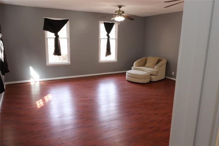 Property Photo:  