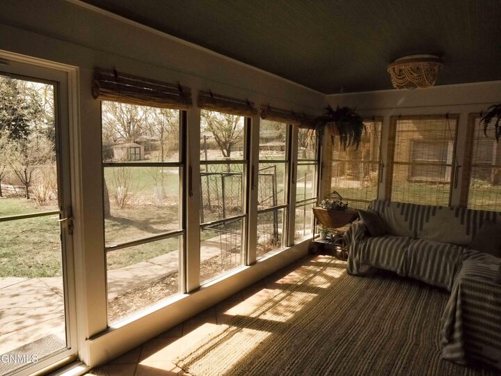 Property Photo:  401 Boulevard Avenue W  ND 58501 