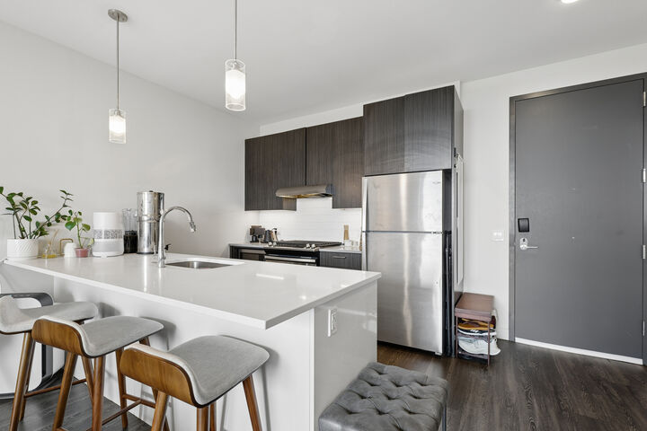 Property Photo:  811 W Agatite Avenue 1404  IL 60640 