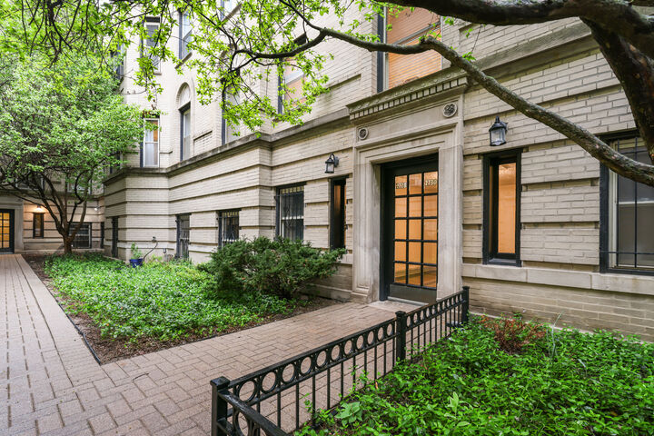 Property Photo:  2730 N Pine Grove Avenue 1N  IL 60614 