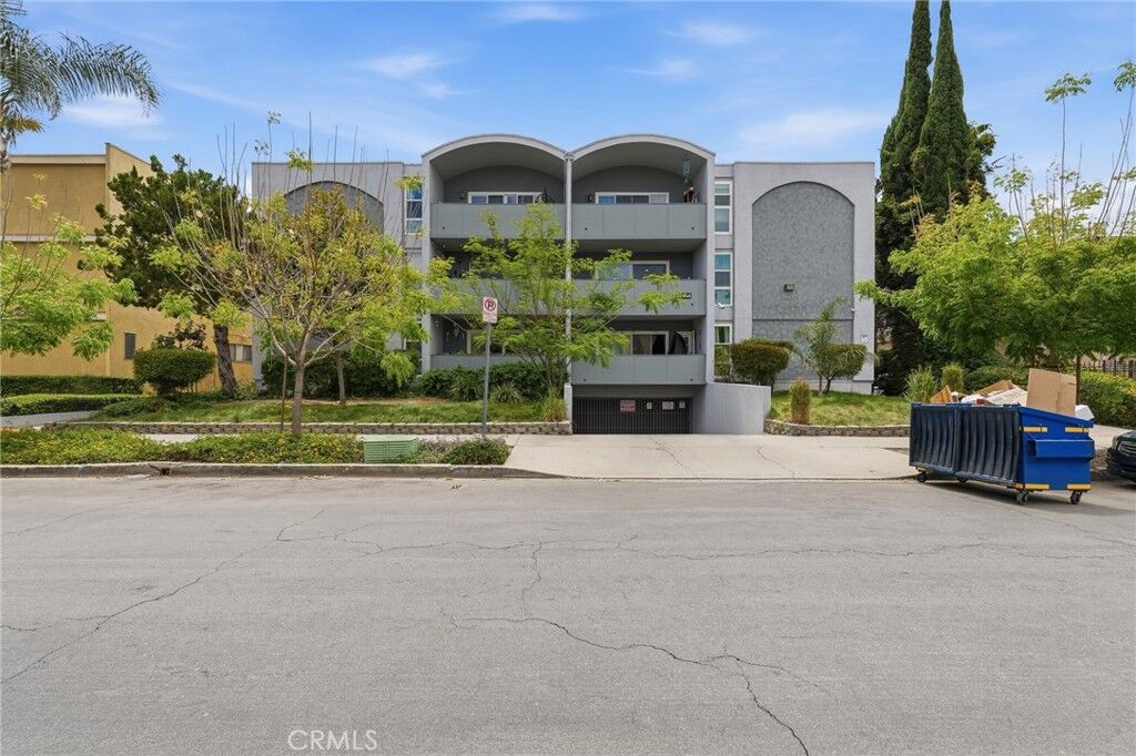Property Photo:  14414 Addison 17  CA 91423 
